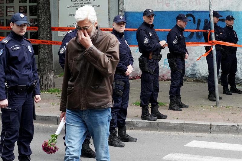 Un barbat plange in urma atacului de la scoala din Belgrad, Foto: OLIVER BUNIC / AFP / Profimedia