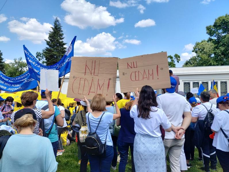 Mesajele profesorilor care protesteaza la Cotroceni, Foto: Hotnews / Adrian Vasilache