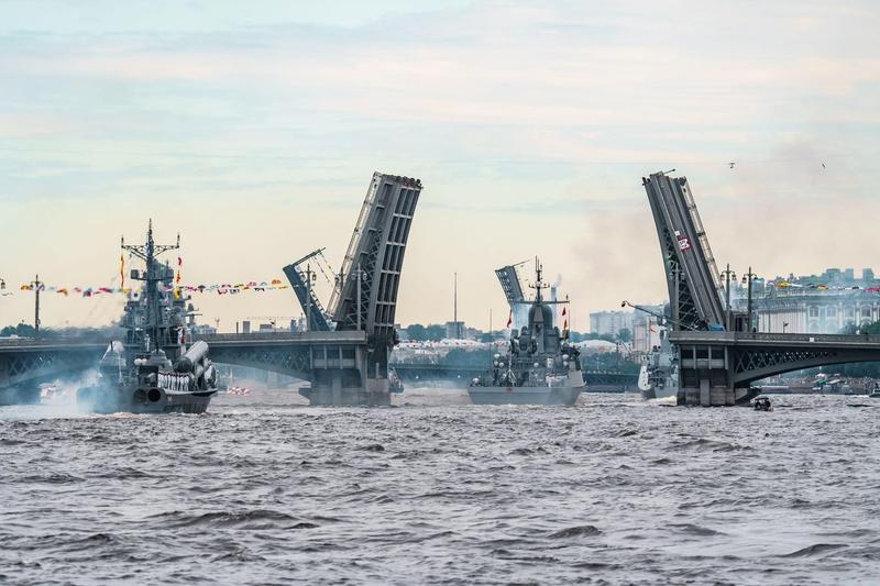 Nave rusesti parasind baza navala din Sankt Petersburg, Foto: Vladimir Drozdin / Alamy / Profimedia Images