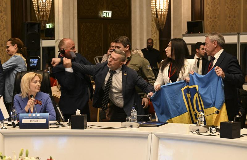 Ucrainenii și-au scos drapelul și au protestat contra delegaților ruși la o reuniune de la Ankara, Foto: AA/ABACA / Abaca Press / Profimedia