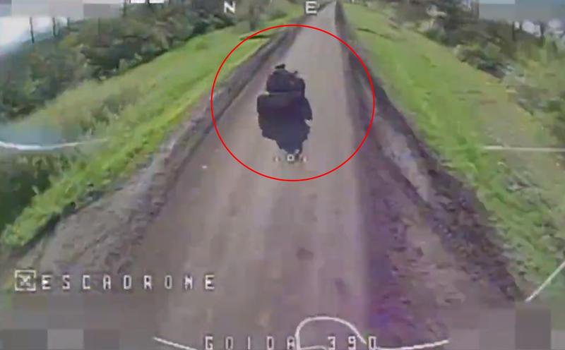 Soldati rusi pe ATV, fugariti de o drona kamikaze, Foto: Captura video
