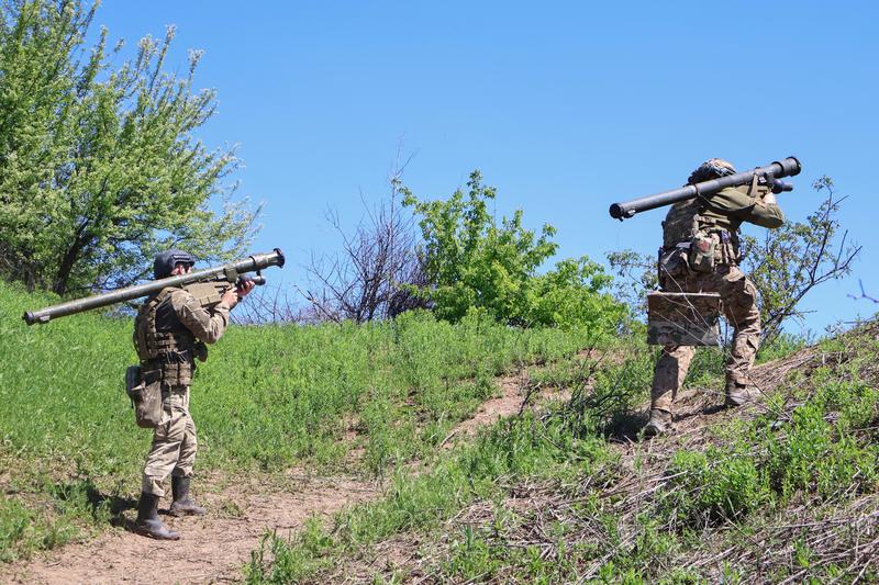 Soldați ucraineni cu lansatoare Igla în zona de front Bahmut, Foto: Roman Chop / AP / Profimedia