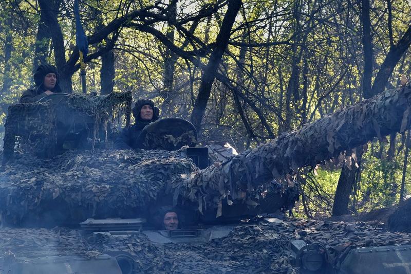 Militarii c Adam se deplasează cu un tanc T-64 spre linia frontului din apropierea orașului Bahmut, regiunea Donețk, Foto: Serghei SHESTAK / AFP / Profimedia