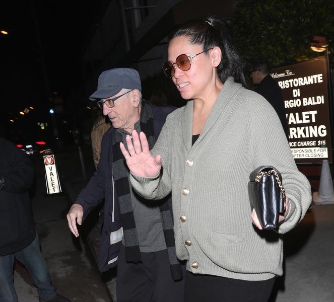 Robert de Niro a devenit din nou tata la 79 de ani. În imagine el este alaturi de iubita lui, Tiffany Chen, Foto: THE HOLLYWOOD JR / BACKGRID / Backgrid USA / Profimedia