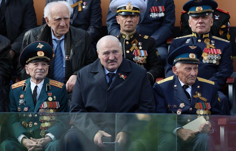 Alexander Lukașenko a apărut bandajat la o mana in timpul paradei de Ziua Victoriei de la Moscova, Foto: Gavriil Grigorov / AFP / Profimedia Images