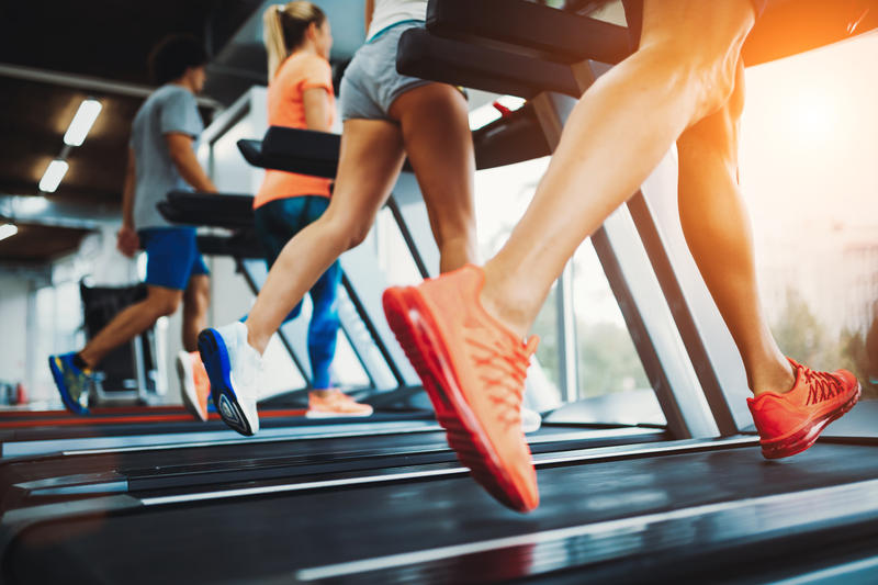 benzile de alergat moderne îți permit să setezi înclinația și viteza și să-ți monitorizezi ritmul cardiac., Foto: © Nd3000 | Dreamstime.com