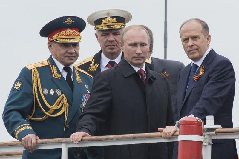 Seful FSB, Aleksandr Bortnikov (dreapta), alaturi de Vladimir Putin si Serghei Soigu in 2014, Foto: Sergey Guneev / Sputnik / Profimedia