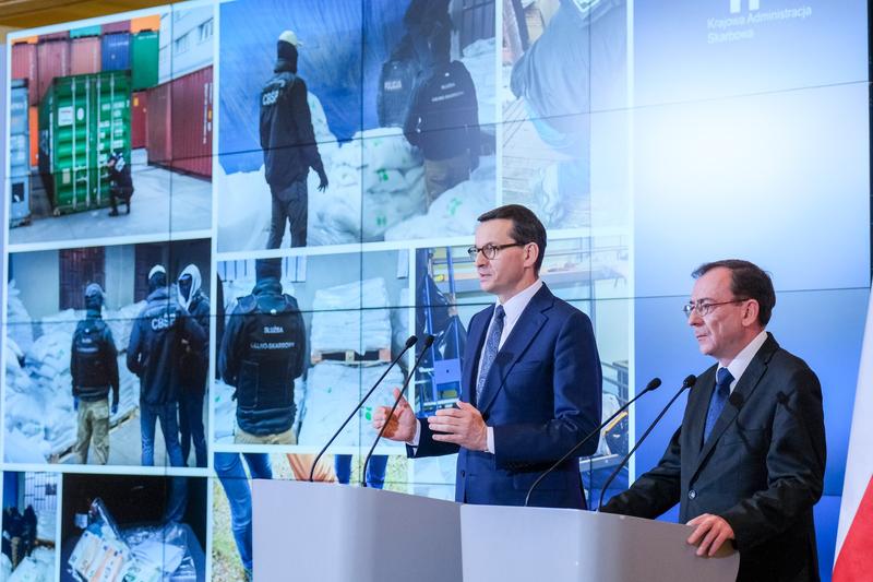 Mariusz Kaminski alaturi de premierul Morawiecki, Foto: Grzegorz Banaszak / Zuma Press / Profimedia Images