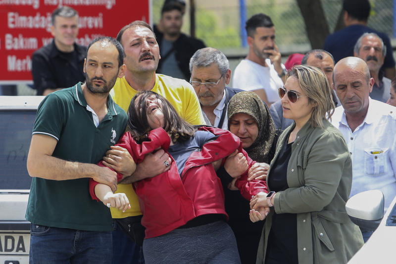 Explozie la o fabrica de rachete din Turcia - rudele victimelor s-au adunat langa fabrica, Foto: Yavuz Ozden / AP / Profimedia