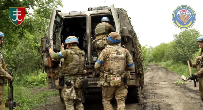 Soldați ucraineni care au eliberat Storojeve, unul dintre satele din care au fost alungate trupele ruse de ocupație, Foto: Mihail Ostrogradski 35th Brigade / AFP / Profimedia