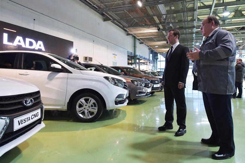 Dmitri Medvedev la un showroom Lada, Foto: Alexander Astafyev / TASS / Profimedia