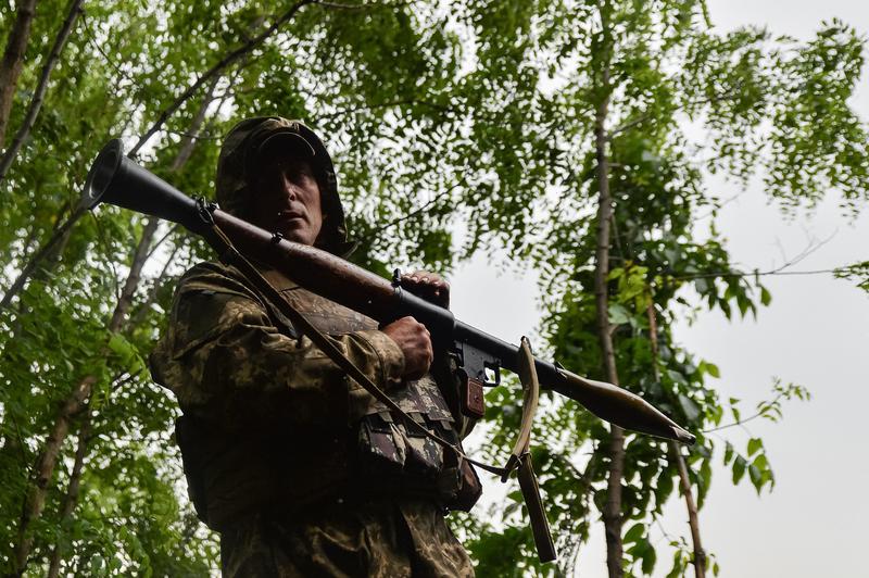 Soldat ucrainean cu un lansator portabil pe frontul din Harkov, Foto: Madeleine Kelly / Zuma Press / Profimedia