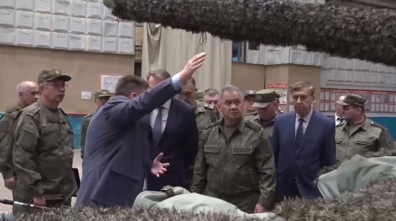 Serghei Șoigu în vizită la o fabrică de armament, Foto: Captura Twitter