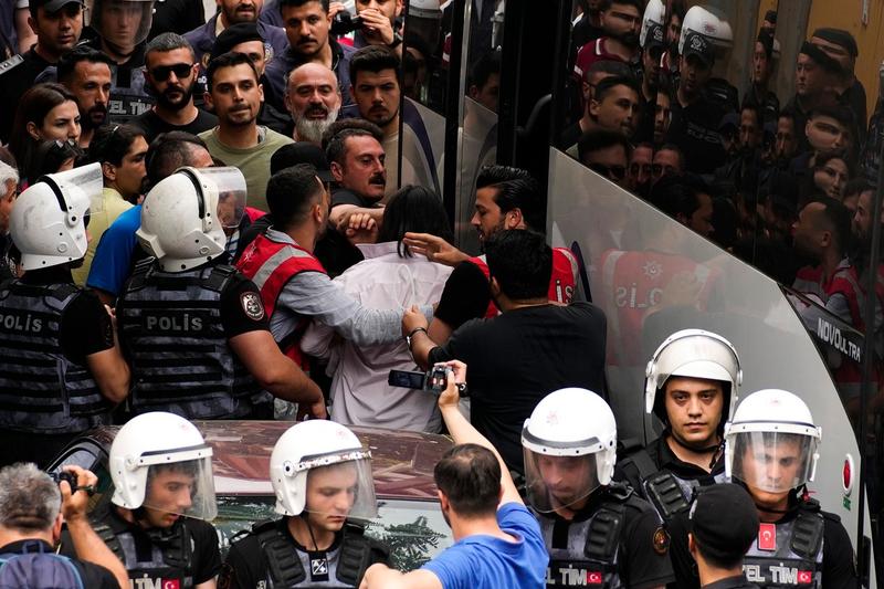 Mai mulți oameni au fost reținuți la Istanbul la un marș de susținere a persoanelor transgender, Foto: Emrah Gurel / AP / Profimedia