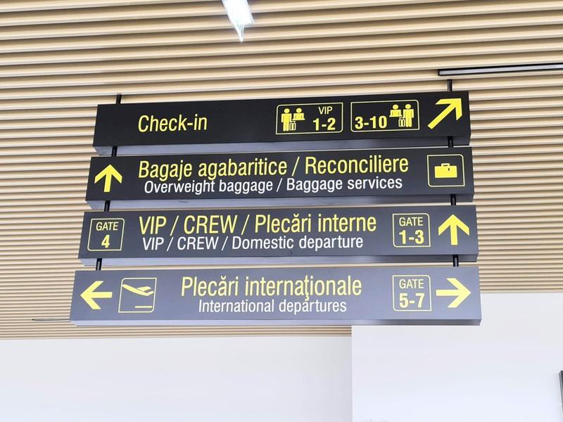 Panou cu directii la aeroportul Ghimbav, Foto: Vlad Barza / HotNews.ro
