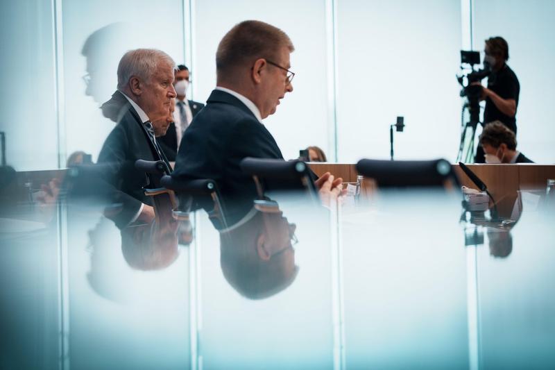 Thomas Haldenwang (in plan apropiat), Foto: dpa picture alliance / Alamy / Alamy / Profimedia