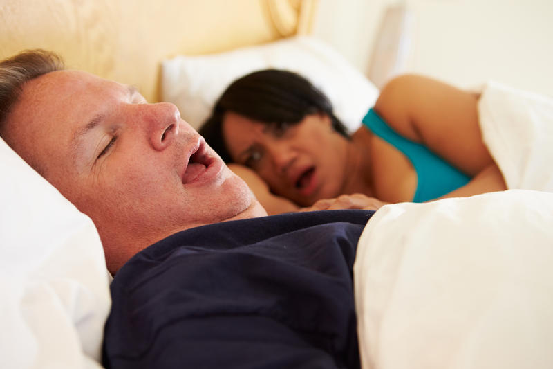 Dormitul pe o parte deschide căile respiratorii nazale, în timp ce dormitul pe spate poate cauza blocarea sau îngustarea căilor respiratorii, Foto: © Monkey Business Images | Dreamstime.com