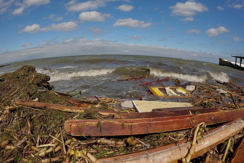 Deșeuri aduse de apă în Marea Neagră, în Odesa, în urma distrugerii barajului de la Kahovka, Foto: Andrey Nekrasov / Alamy / Alamy / Profimedia