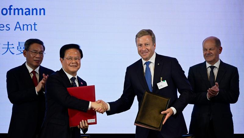 Oliver Zipse alaturi de delegatia chineza si cancelarul Olaf Scholz, Foto: John MacDougall / AFP / Profimedia Images