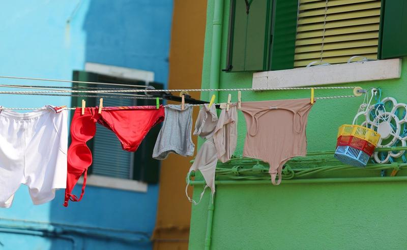 Lenjerie pusă la uscat pe sârmă, Foto: ChiccoDodiFC / Alamy / Alamy / Profimedia