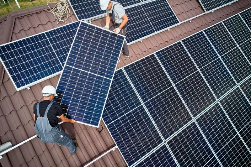 Instalarea unor panouri solare, Foto: Shutterstock