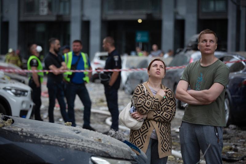 Cetateni din Kiev, dupa un atac rusesc, Foto: Oleksii Chumachenko / AFP / Profimedia