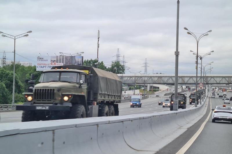 Vehicule militare au fost văzute sâmbătă pe autostrada M4 care duce spre Moscova, Foto: AA/ABACA / Abaca Press / Profimedia