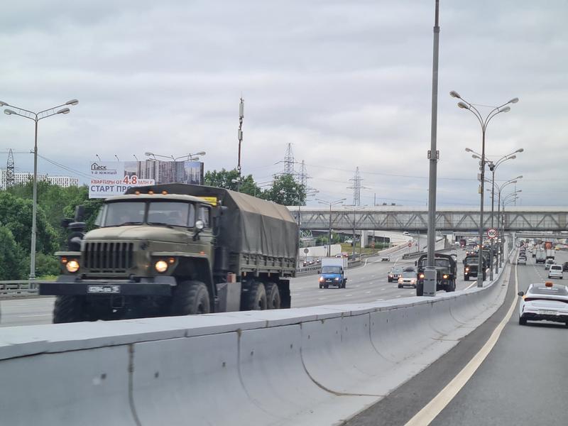 Vehicule militare au fost văzute sâmbătă pe autostrada M4 care duce spre Moscova, Foto: AA/ABACA / Abaca Press / Profimedia