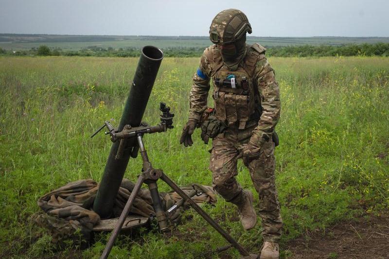 Soldat ucrainean atacă pozițiile rusești în Zaporojie, Foto: Efrem Lukatsky / AP / Profimedia