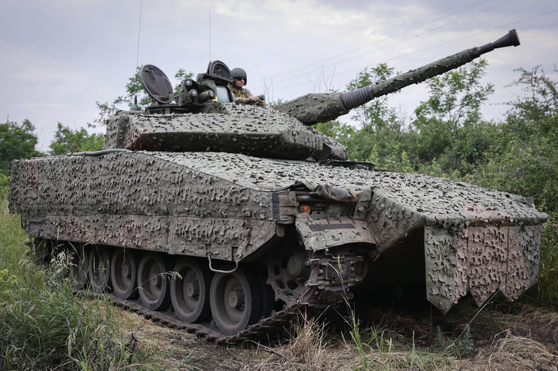 Soldat ucrainean pe un blindat suedez CV90 pe frontul din Bahmut, Foto: Roman Chop / AP / Profimedia