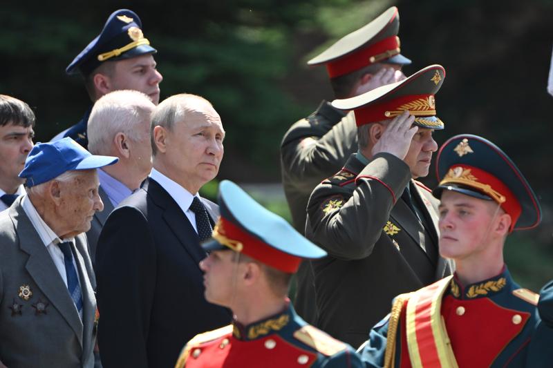Vladimir Putin, Sergei Șoigu și soldați și veterani ai armatei ruse, Foto: Sergey Guneev / AP / Profimedia