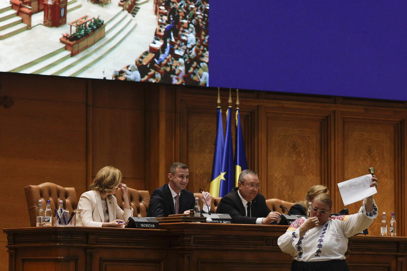 Șoșoacă face circ în plenul Parlamentului, Foto: INQUAM Photos / Octav Ganea