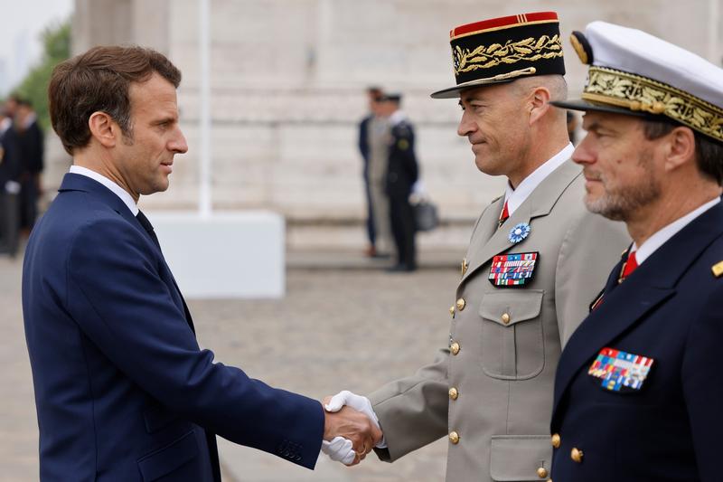 Presedintele Emmanuel Macron alaturi de generali francezi, Foto: Ludovic Marin / Associated Press / Profimedia Images