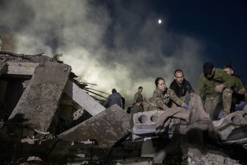 Salvatorii ucraineni caută supraviețuitori sub dărâmături după un atac rusesc cu rachete asupra unui restaurant din Kramatorsk, Foto: Narciso Contreras / AFP / Profimedia