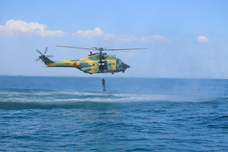 Scafandru care sare în Marea Neagră dintr-un elicopter al Armatei, Foto: Fortele Navale Romane