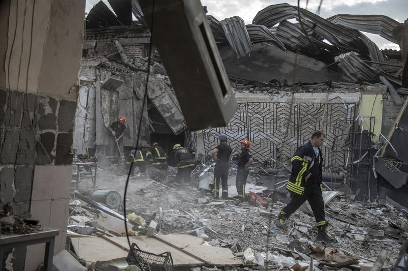 Salvatorii ucraineni caută printre dărâmăturile pizzeriei Ria din Kramatorsk lovită de rachete rusești, Foto: Narciso Contreras / AFP / Profimedia