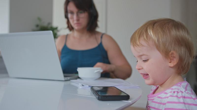 Copil cu ochii în telefon, Foto: Shutterstock