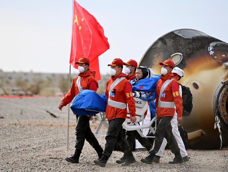 Unul dintre cei 3 astronauti reintorsi pe Terra, Foto: Lian Zhen / Xinhua News / Profimedia