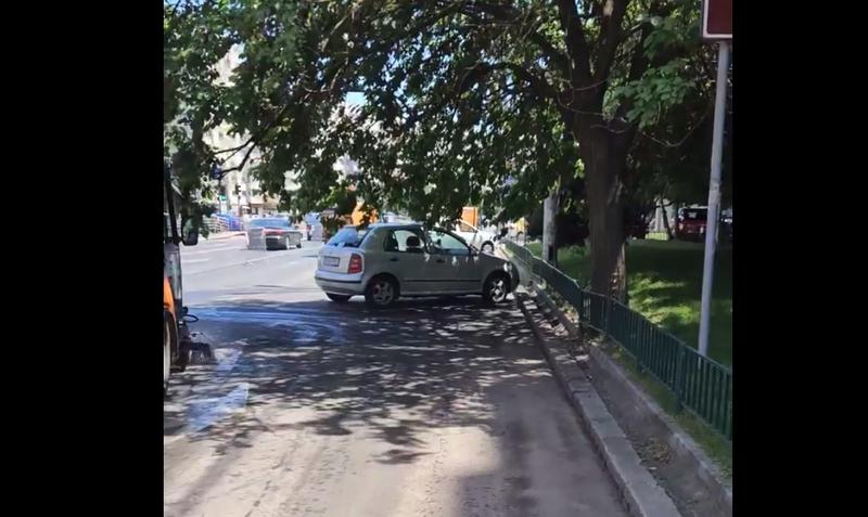 Masina parcata pe prima banda de pe bulevard unde actionau utilajele care spala strada, Foto: Captura video