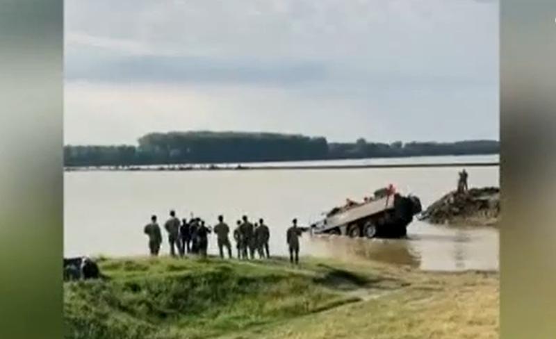 Blindat Piranha 3 care se scufunda, Foto: Captura video Stirile TVR