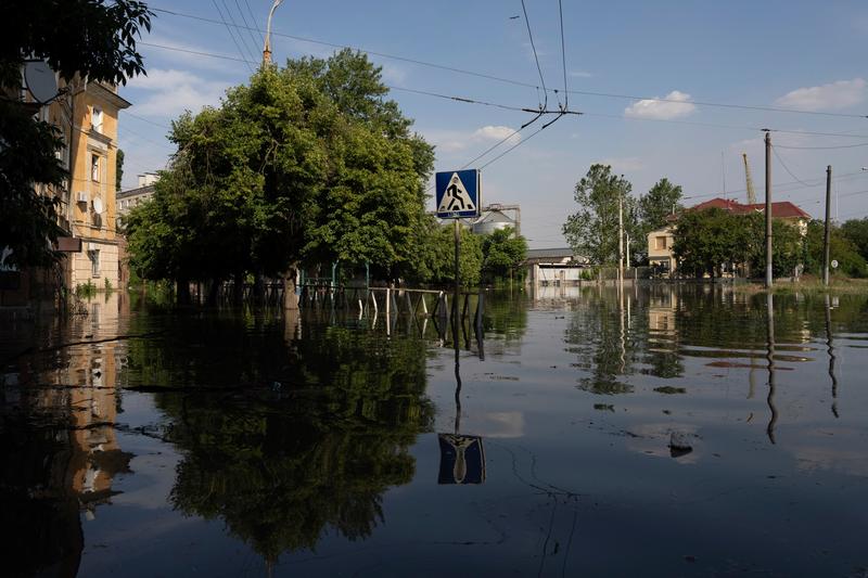 Inundații în orașul Herson după distrugerea barajului Nova Khakovka, Foto: Evgeniy Maloletka / AP / Profimedia