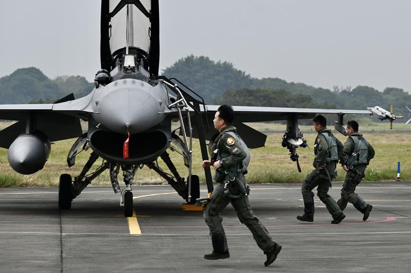 Piloți taiwanezi fugind pentru a decola cu avioane de luptă ale țării, Foto: Sam Yeh / AFP / Profimedia