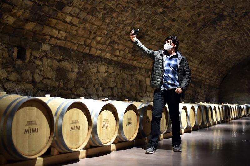 Un turist își face selfie într-o cramă din Moldova, Foto: Sergei GAPON / AFP / Profimedia