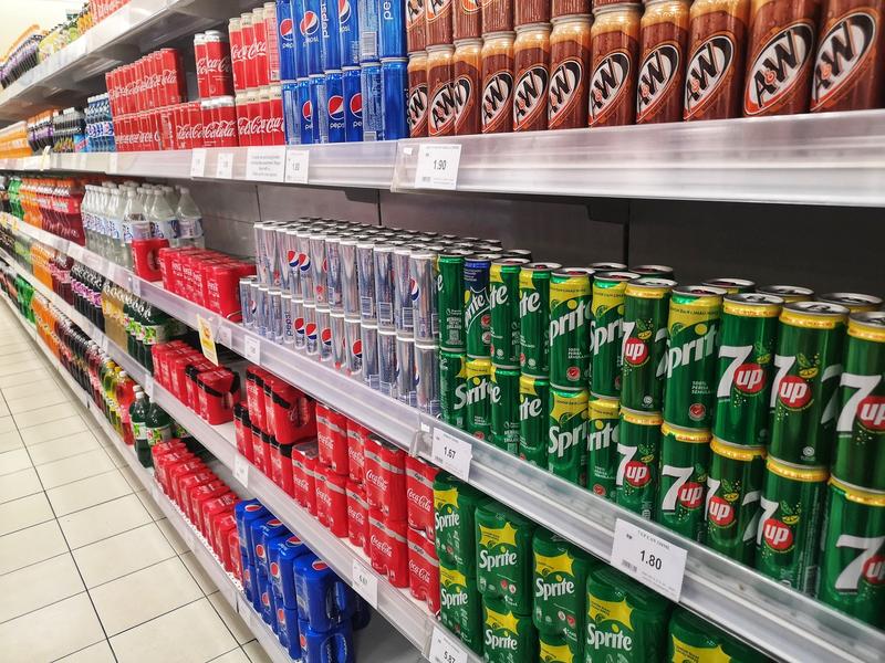 Raft de supermarket cu sucuri carbogazoase, Foto: Shutterstock