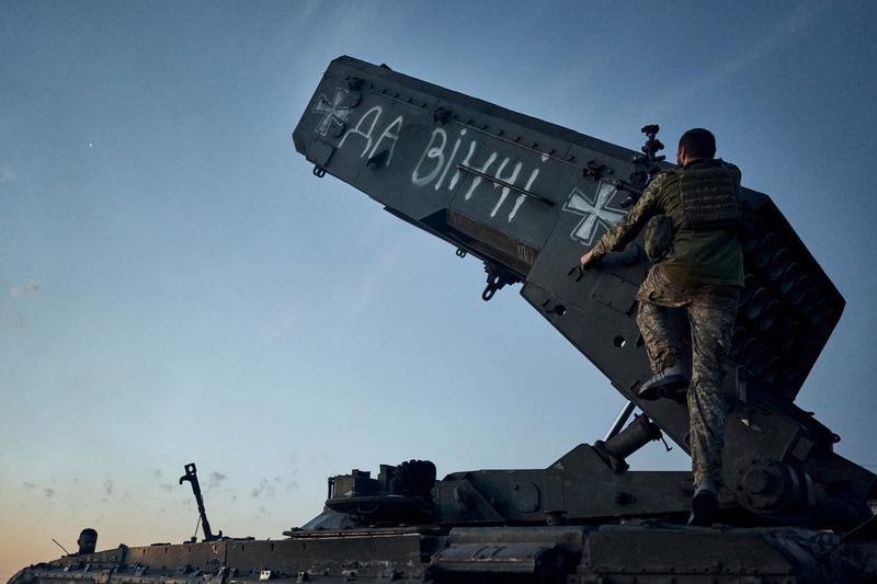 Soldat din batalionul „Da Vinci” pregătindu-se să tragă un lansator TOS-1A capturat de la ruși, Foto: LIBKOS / AP / Profimedia