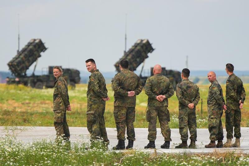 Soldati germani cu sisteme Patriot in fundal, Foto: Soeren Stache / DPA / Profimedia