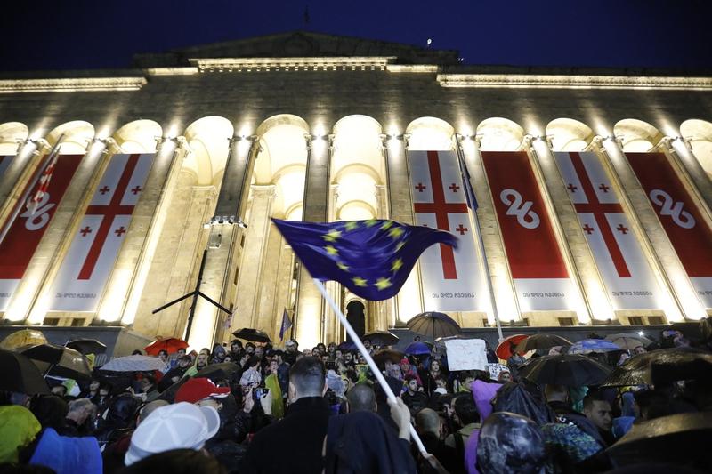 Protest împotriva unei apropieri de Rusia, în fața Parlamentului din Georgia, Foto: AA/ABACA / Abaca Press / Profimedia