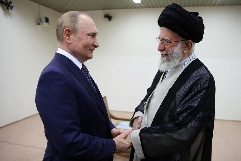 Vladimir Putin alaturi de ayatollahul Ali Khamenei, liderul suprem al Iranului, Foto: SalamPix-Abaca / Shutterstock Editorial / Profimedia