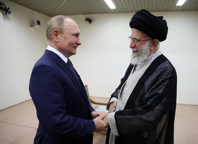 Vladimir Putin alaturi de ayatollahul Ali Khamenei, liderul suprem al Iranului, Foto: SalamPix-Abaca / Shutterstock Editorial / Profimedia