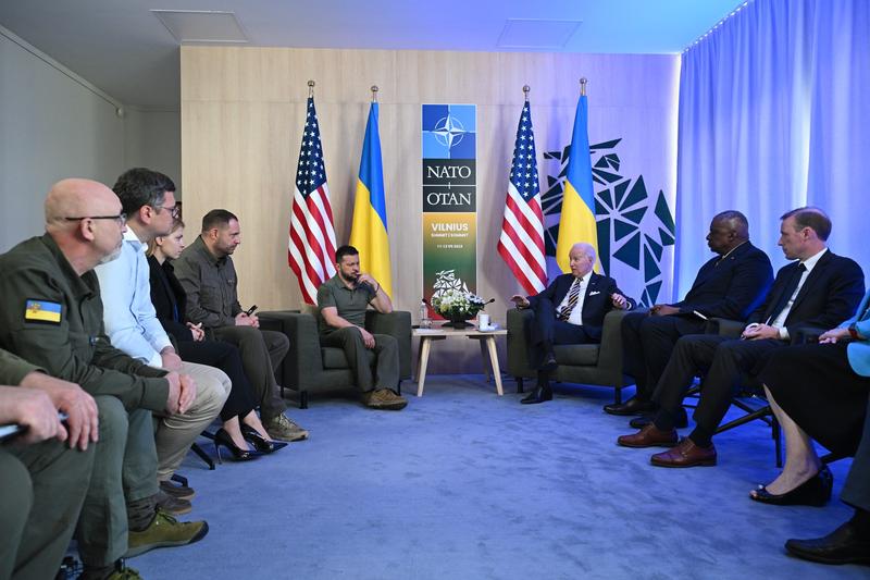 Delegatia condusa de Volodimir Zelenski la summitul NATO alaturi de cea americana, Foto: Andrew Caballero-Reynolds / AFP / Profimedia Images